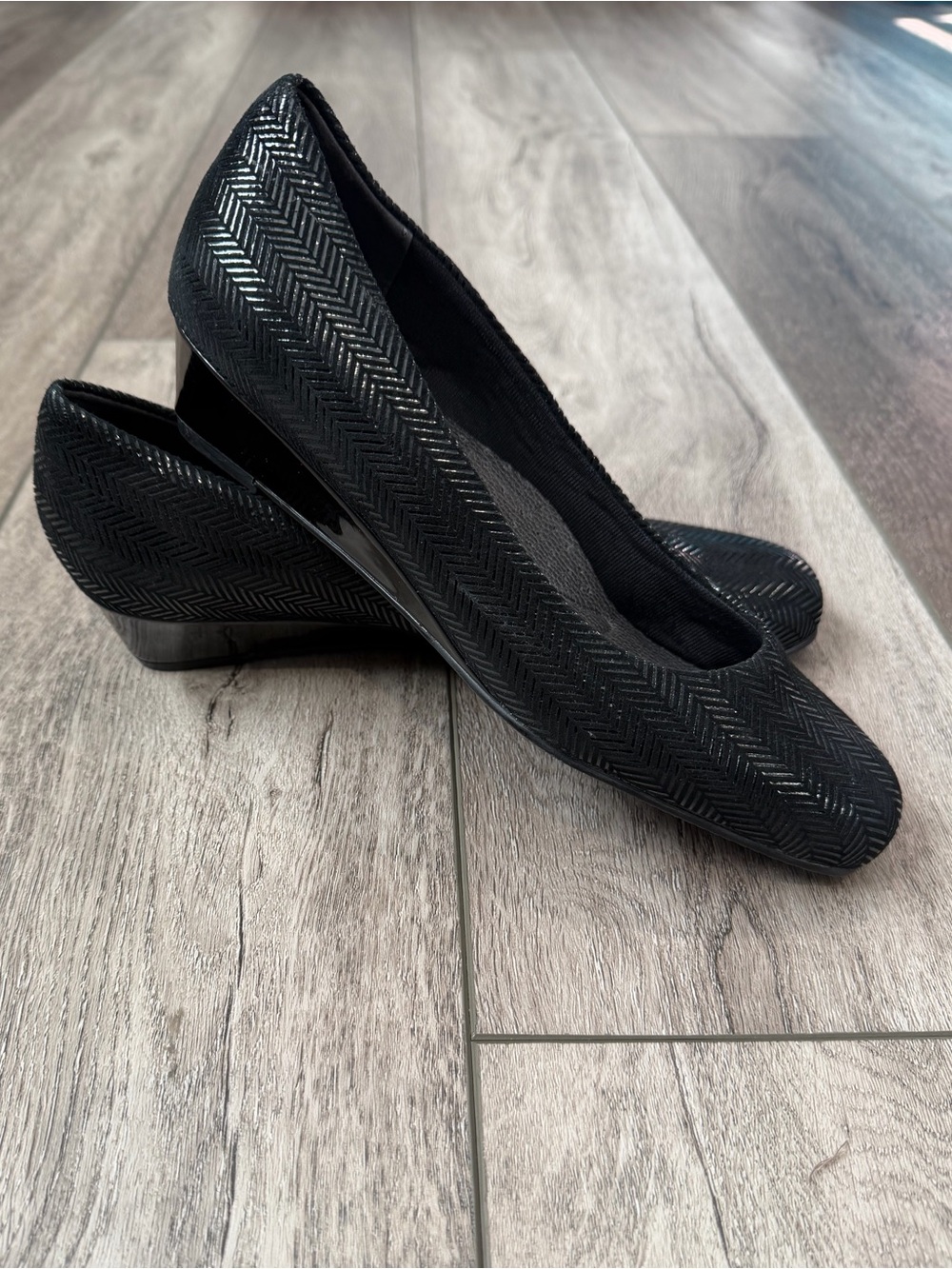 Trotters Black Chevron Low Wedge Pump (7.5) NWOT